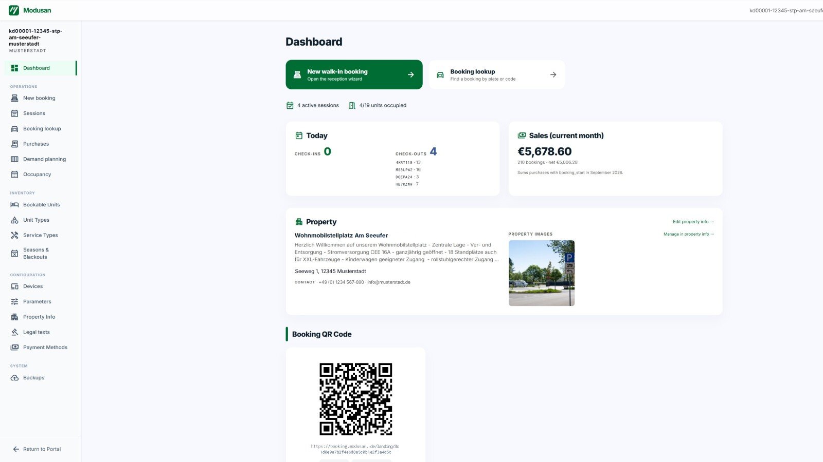 Adminbereich eines Platzes: links die Navigation mit Betrieb, Bestand, Konfiguration und System, rechts das Dashboard mit Knöpfen für eine Buchung an der Rezeption und die Suche nach Kennzeichen oder Code, der Zahl aktiver Aufenthalte und belegter Einheiten, An- und Abreisen des Tages, dem Monatsumsatz, den Stammdaten des Platzes mit Foto und dem QR-Code für die Buchung; Name und Anschrift des Platzes und die Kennzeichen sind durch Beispielwerte ersetzt.